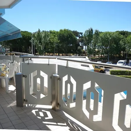 Flat, 130m From The With Shared Pool *