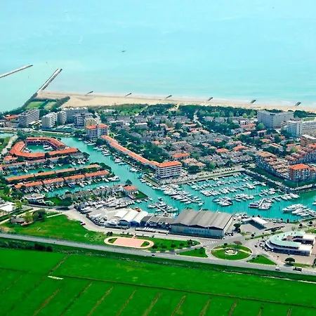 Flat, 130m From The With Shared Pool Apartment Porto Santa Margherita di Caorle