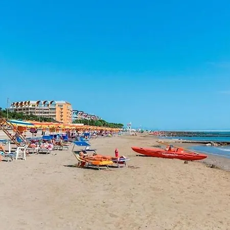 Flat, 130m From The With Shared Pool Apartment *