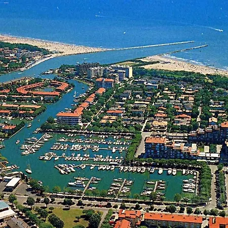 Flat, 130m From The With Shared Pool Apartment *