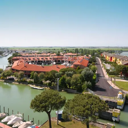 Flat, 130m From The With Shared Pool *