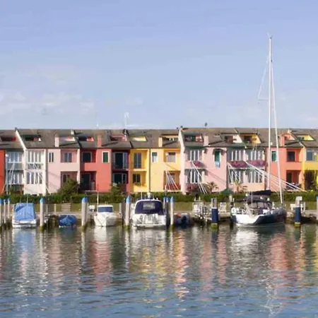Flat, 130m From The With Shared Pool Apartment